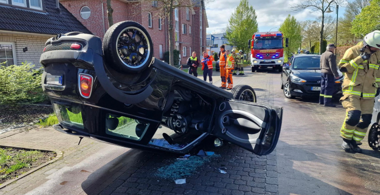 Brinkum: Verkehrsunfall - Fahrerin nach Überschlag mit PKW im Fahrzeug eingeschlossen
